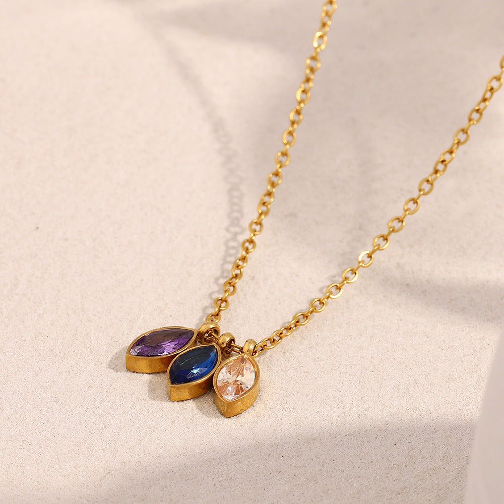 Collana da Donna Elegante con Pendente Geometrico in Acciaio Inossidabile, Placcatura in Oro 18K e Tripli Zirconi a Occhio