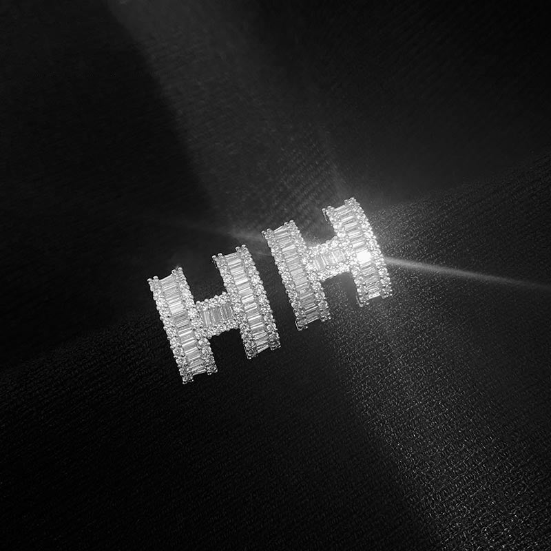Luxury Minimalist Geometric Letter H Pendant Necklace for Women in Titanium Steel with Gold Plating, Wavy Chain Style