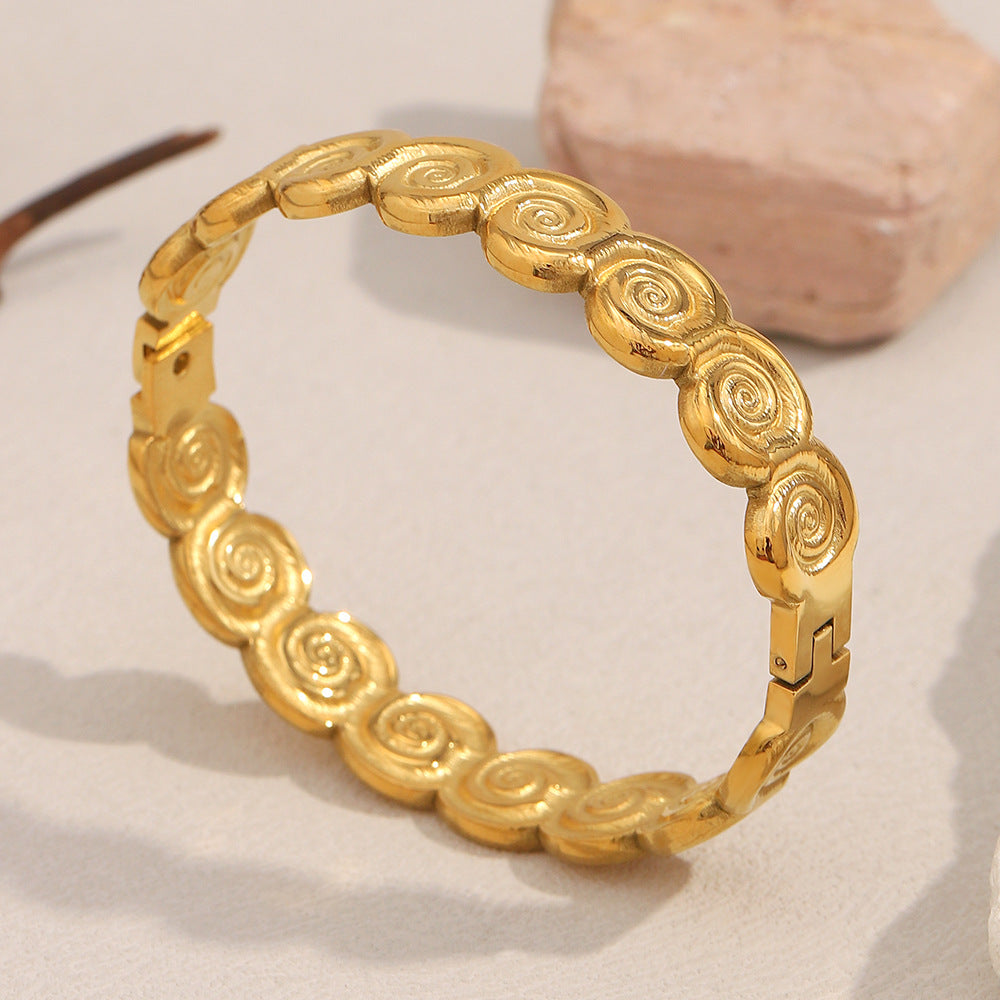 Bracciale da donna in acciaio inossidabile placcato oro 18 carati a forma di conchiglia, stile minimalista