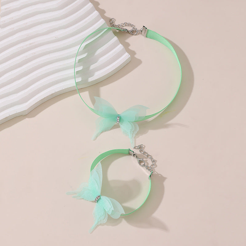 Collana Minimalista con Ciondolo a Farfalla per Bambine, Fascino a Farfalla e Fiocco in Resina su Catena di Perline con Finitura Smaltata, Lunghezza Regolabile