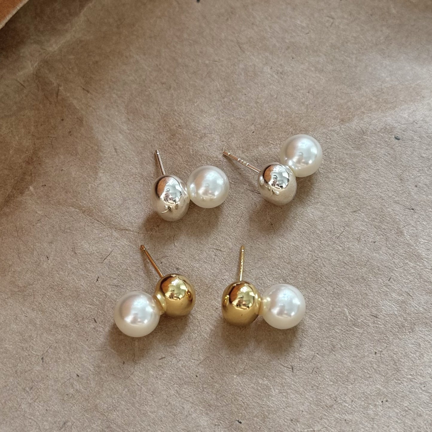 Pendientes Minimalistas Dulces de Plata Esterlina 925 Geométricos con Letras y Perlas de Concha Bañados en Oro