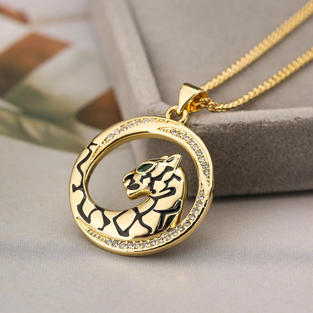 Collana con pendente a testa di leopardo in stile hip hop da donna con base in rame e placcatura in oro vero con accenti di strass