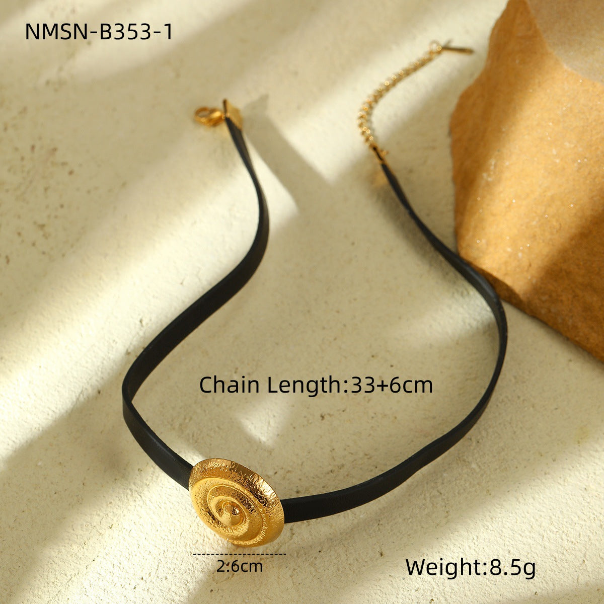 Collar minimalista de acero de titanio en forma de lazo para mujer con acabado chapado y detalle de cuero
