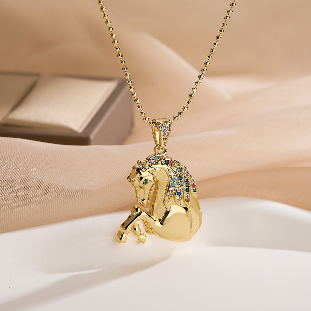 Collana con pendente minimalista a forma di cavallo in rame placcato oro e intarsio di zirconi da donna