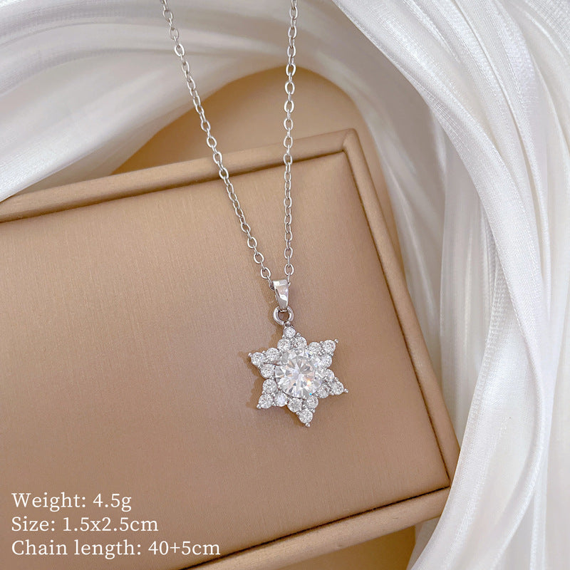 Collana in acciaio al titanio a forma di fiocco di neve in stile cartone animato con zirconi micro-incastonati da donna, delicata catena per clavicola