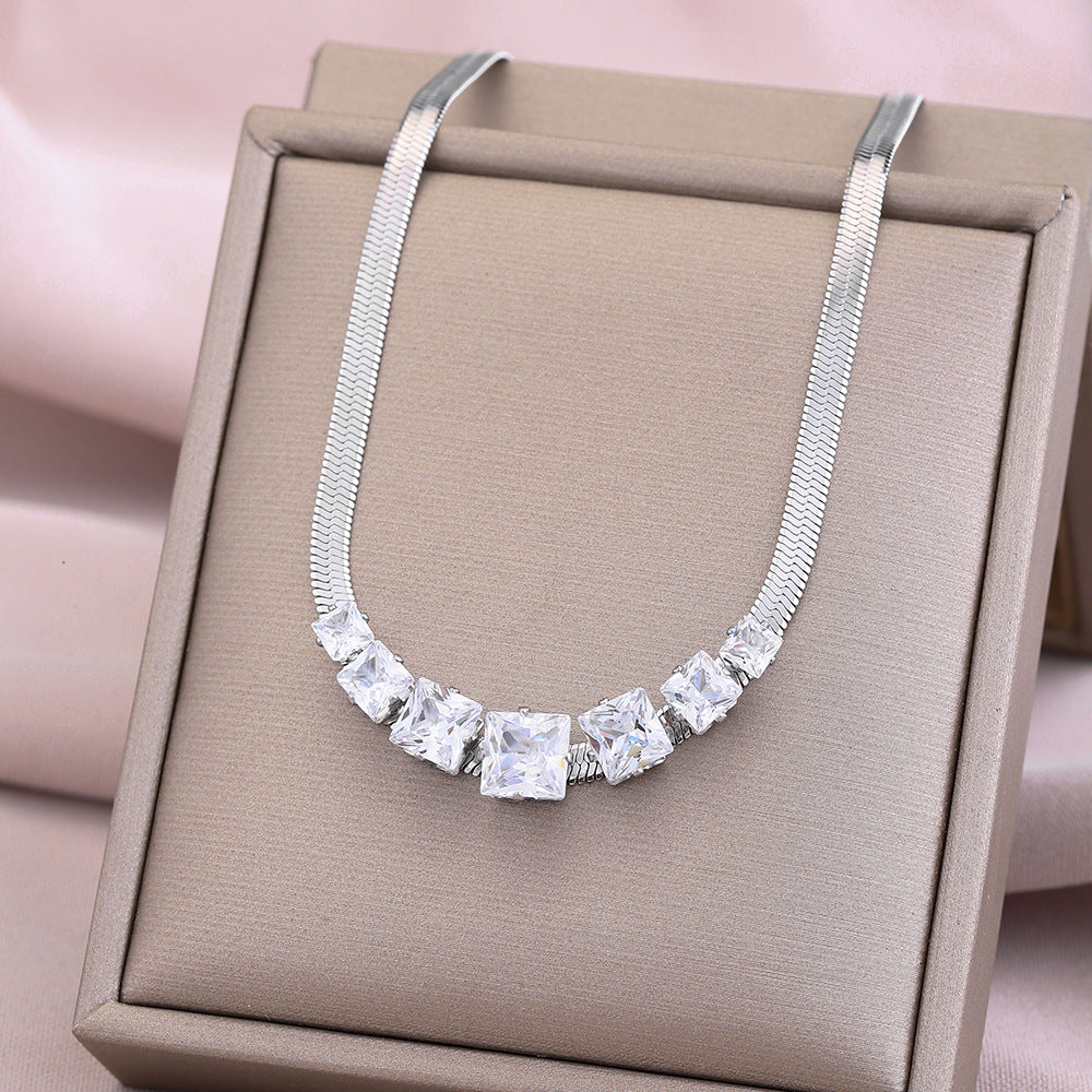 Collar con colgante de acero de titanio dorado de estilo francés geométrico minimalista con motivo de luna, cadena de serpiente chapada en oro de 18 quilates para mujer