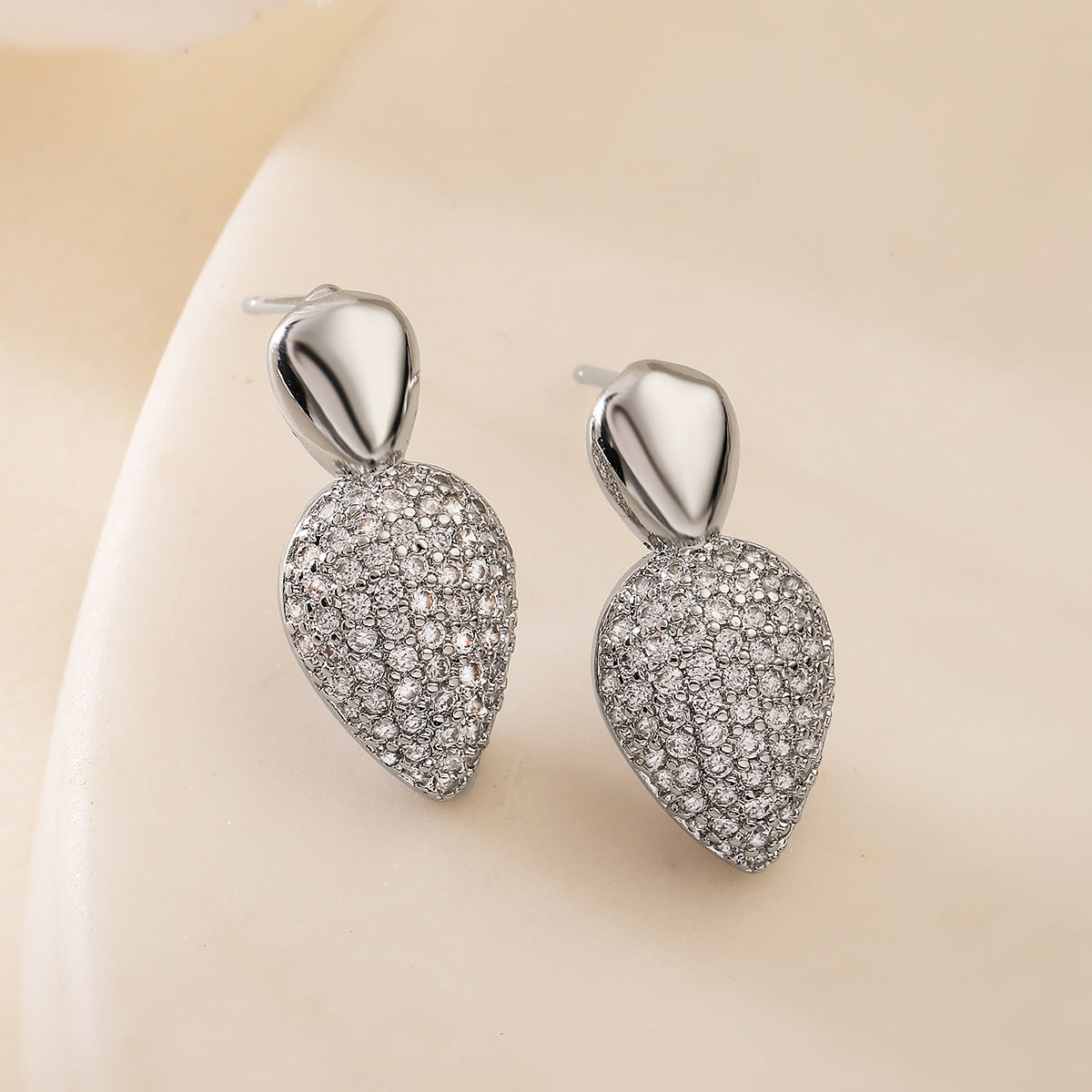 Orecchini a Cuore Geometrici Minimalisti in Rame con Placcatura in Oro 18K e Accenti in Zircone per Donne