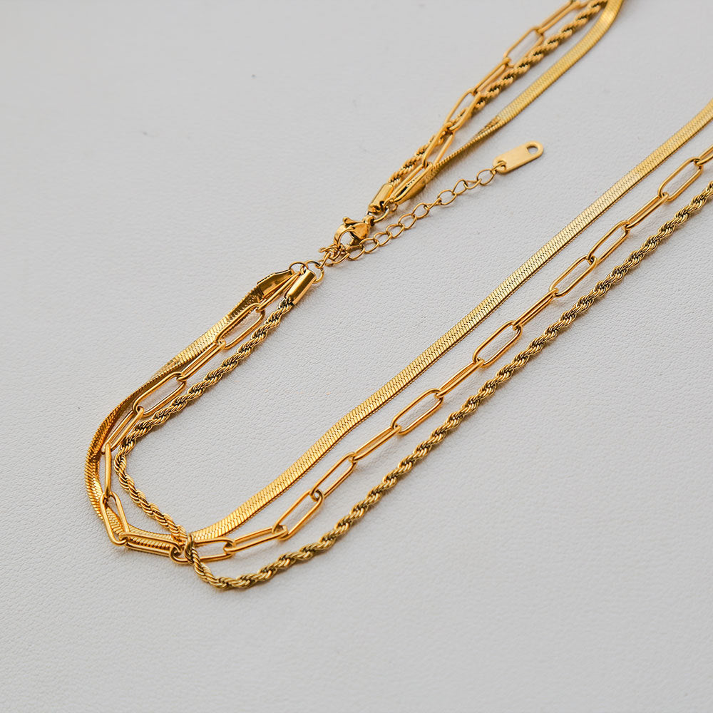 Elegante collar de acero inoxidable con colgante geométrico para mujer con acabado chapado