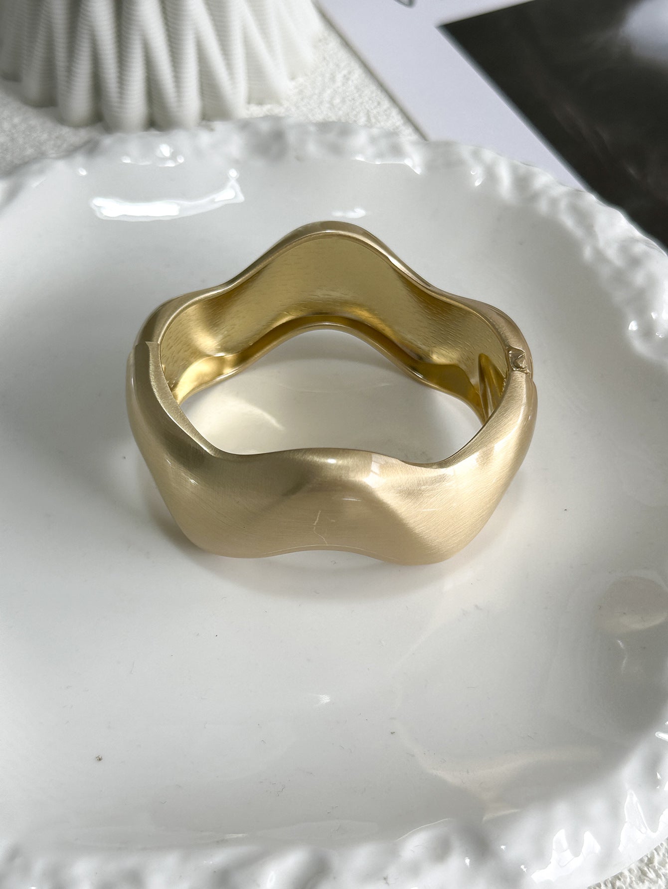 Bracciale rigido minimalista geometrico in lega spazzolata opaca
