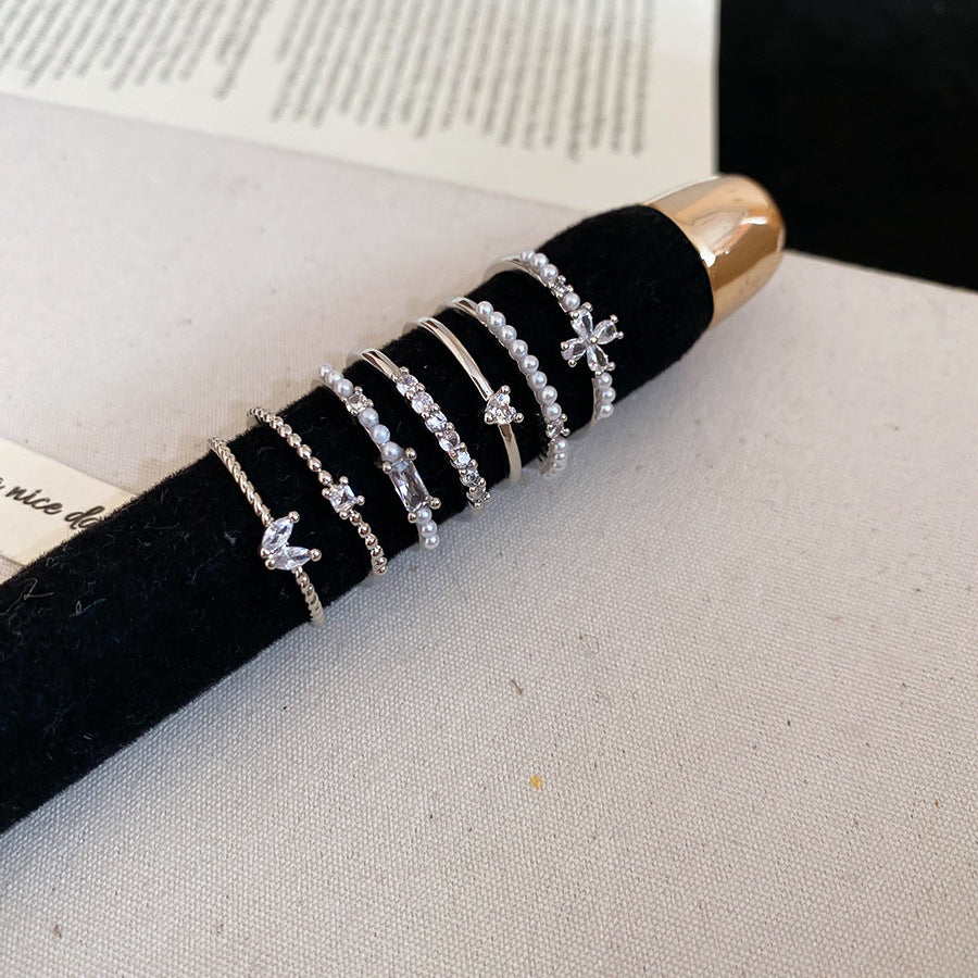 Elegante Anello a Fiore in Zirconia Francese con Accenti di Perle da Donna — Anelli Minimalisti a Misura Aperta per Dito Indice con Estetica di Lusso