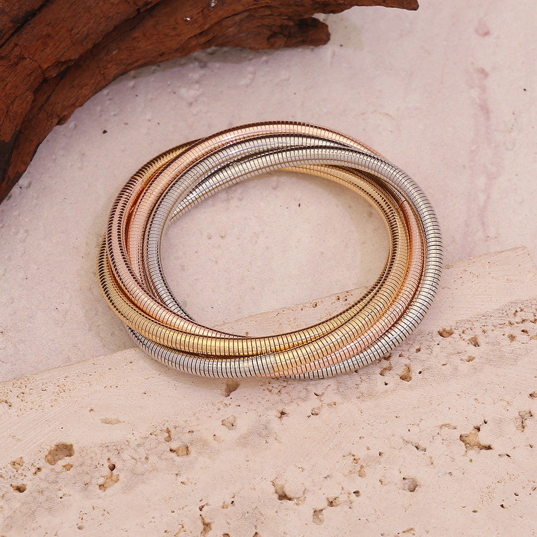 Bracciale da donna in metallo galvanizzato a forma di onda minimalista con design a molla sfumata