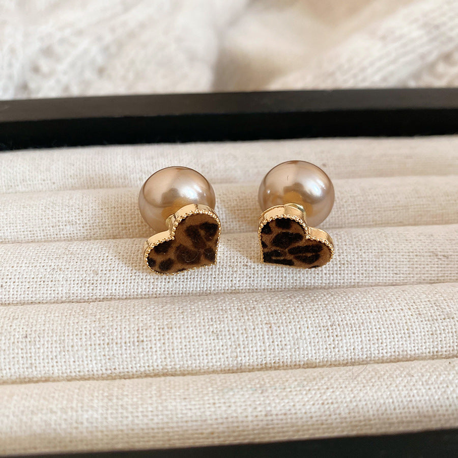 Orecchini a perno vintage minimalisti a forma di cuore con perle finte e perni in acciaio placcato per donna