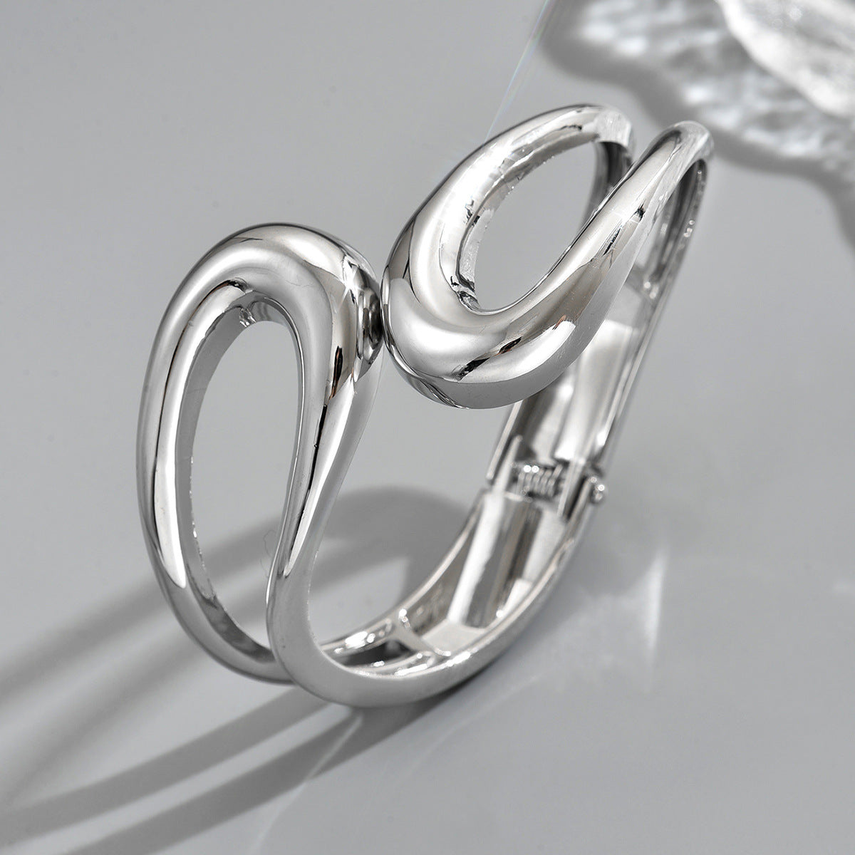 Conjunto de pulsera y anillo geométricos de moda en aleación de zinc con acabado chapado para un estilo versátil