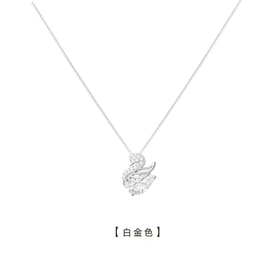 Elegante Collana Ciondolo Cigno da Donna in Acciaio al Titanio con Placcatura in Oro 18K e Intarsio di Strass, Collana a Catena con Medaglione dal Design Animale Minimalista