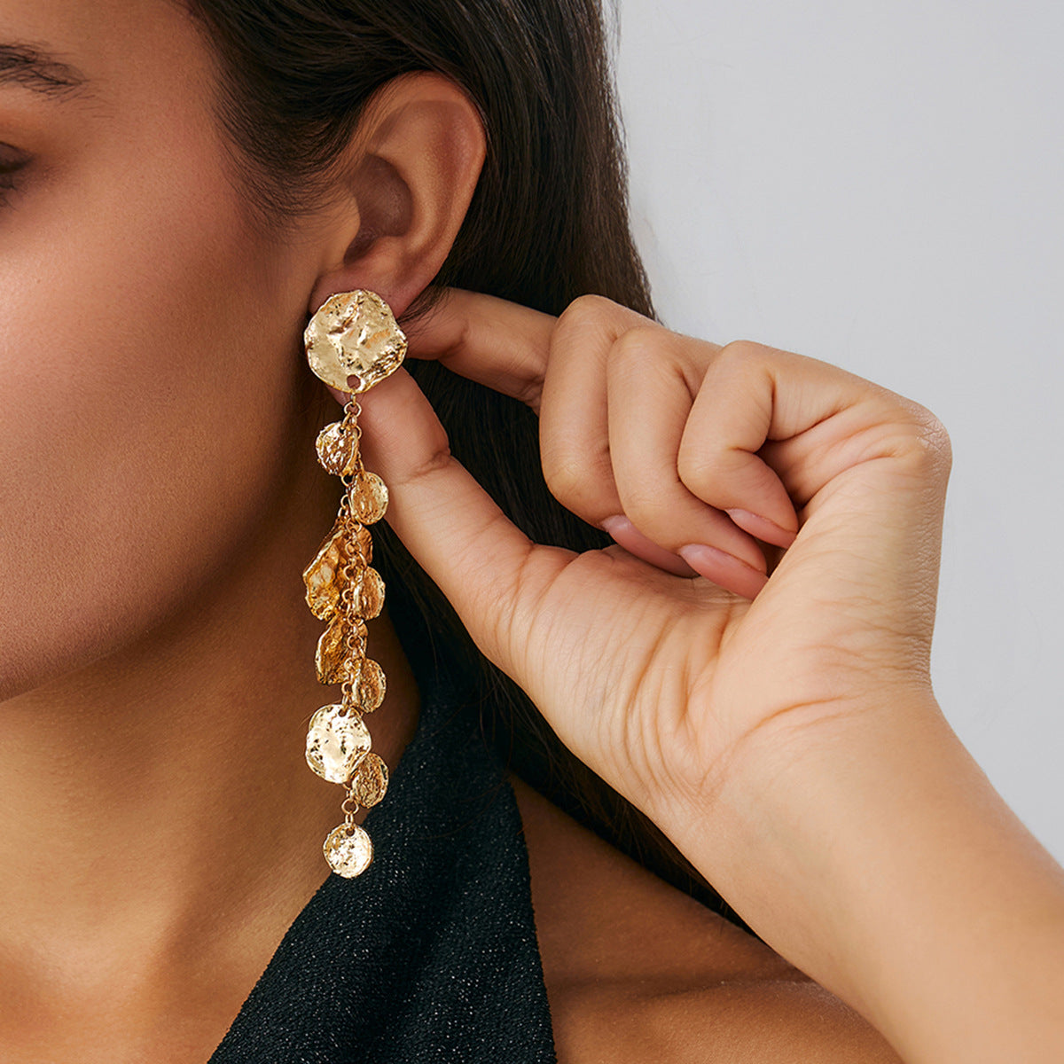 Pendientes colgantes minimalistas de disco redondo geométrico para mujer con aleación chapada de textura martillada y postes de acero inoxidable