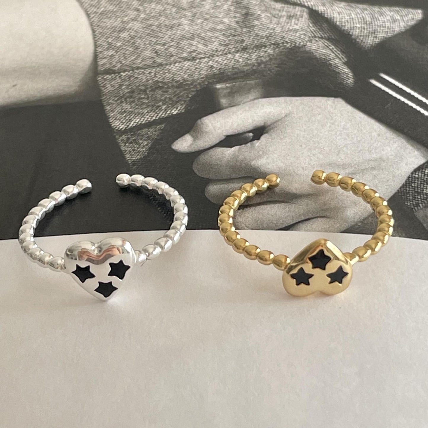 Anillo minimalista de plata esterlina 925 con forma de corazón, acento de estrella de resina y diseño geométrico
