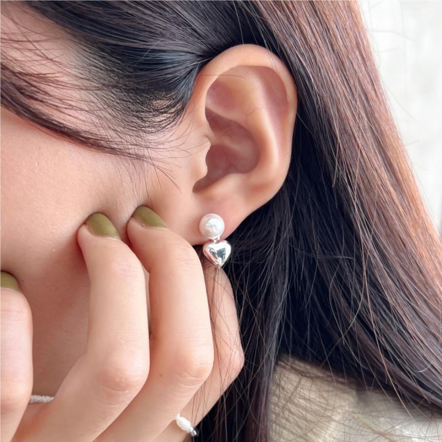 Pendientes de botón de plata de ley 925 con perlas incrustadas en forma de corazón minimalista y dulce para mujer
