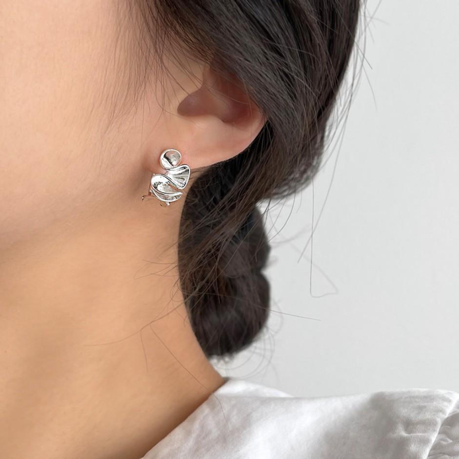 Orecchini a perno da donna a forma di cuore minimalisti in argento sterling 925 con finitura lucida e sottile brillantezza effetto acqua