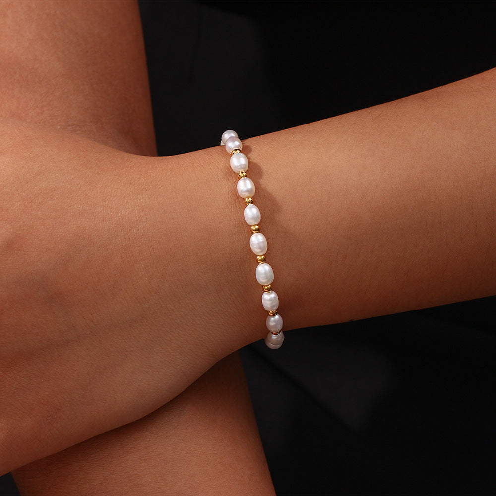 Pulsera minimalista, moderna y geométrica de acero inoxidable con acabado chapado en oro de 18 quilates y espaciadores de perlas de agua dulce, diseño de cordón ajustable