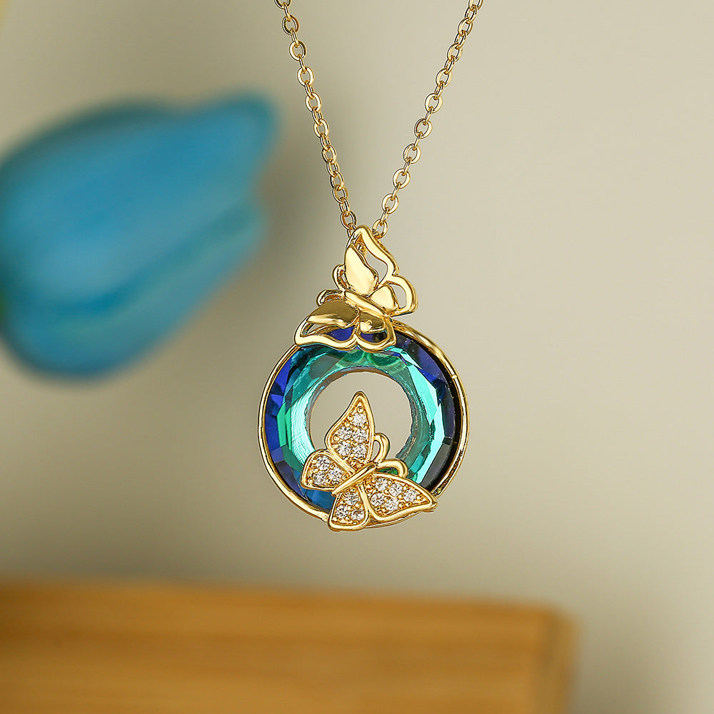 Collar de mujer con colgante geométrico de mariposa de cobre con diseño minimalista de moda