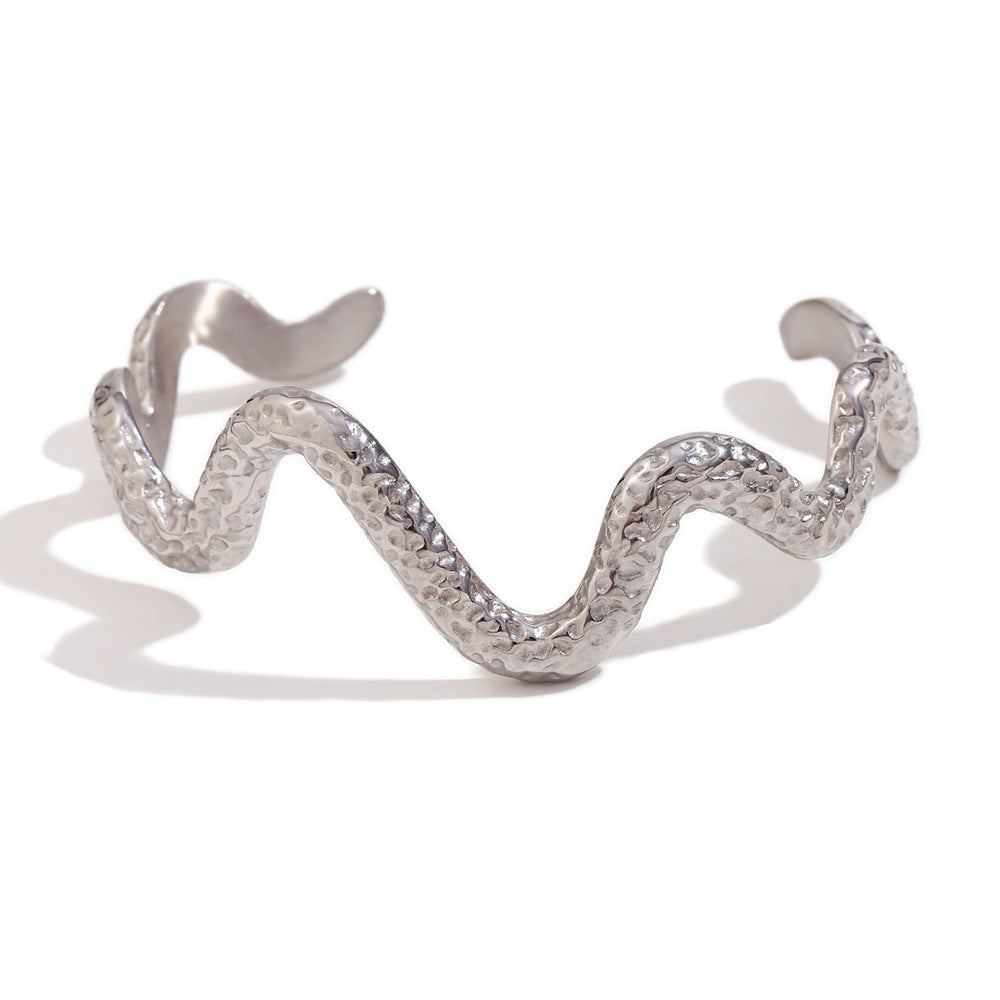Bracciale a maglie serpeggianti e ondulate in acciaio inossidabile con placcatura in oro 18 carati e texture martellata, alla moda