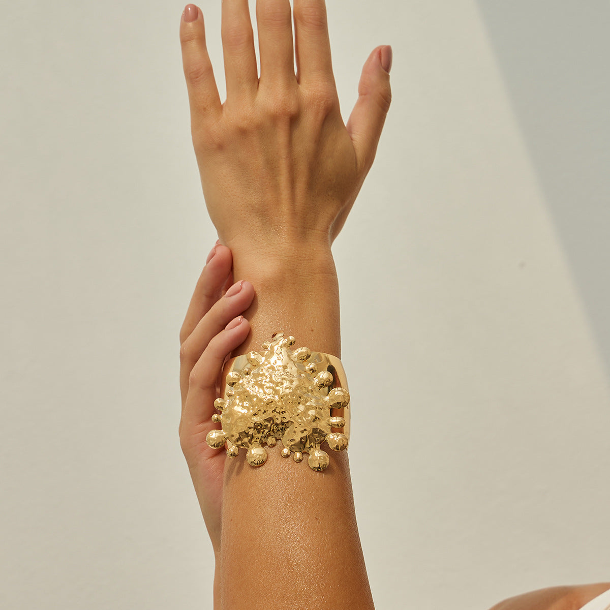 Bracciale da donna in metallo a forma di cuore con texture martellata oversize e polsino aperto