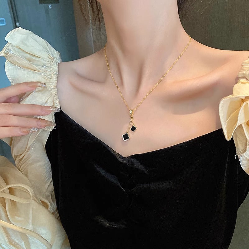 Collana con Ciondolo a Quadrifoglio Minimalista da Donna e da Uomo in Acciaio al Titanio con Intarsio in Rame Micro-Pave e Finitura Placcata su Catena a Maglie Grandi