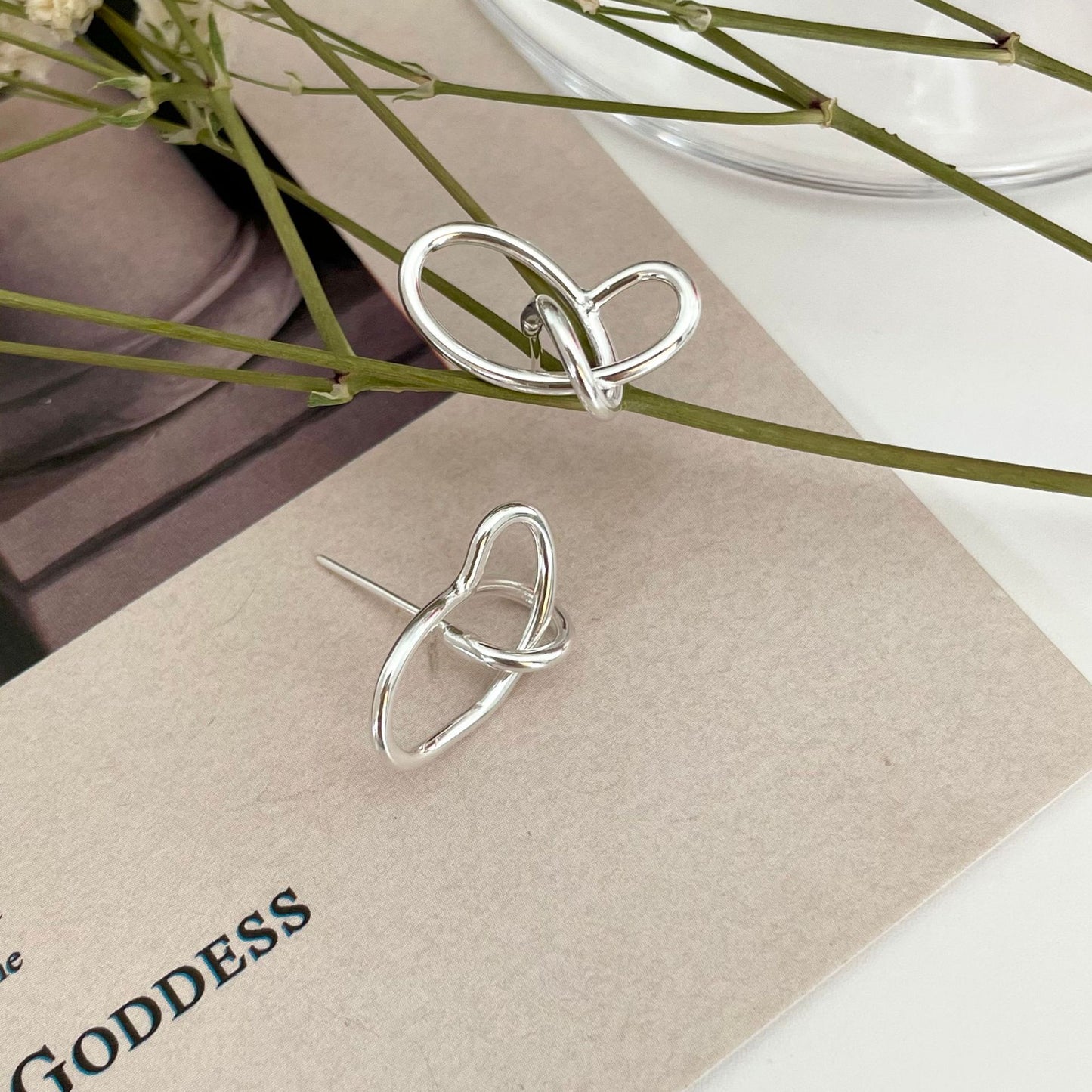 Pendientes minimalistas de tuerca de plata de ley 925 con forma de letra, diseño de tejido cruzado y acabado chapado para mujer