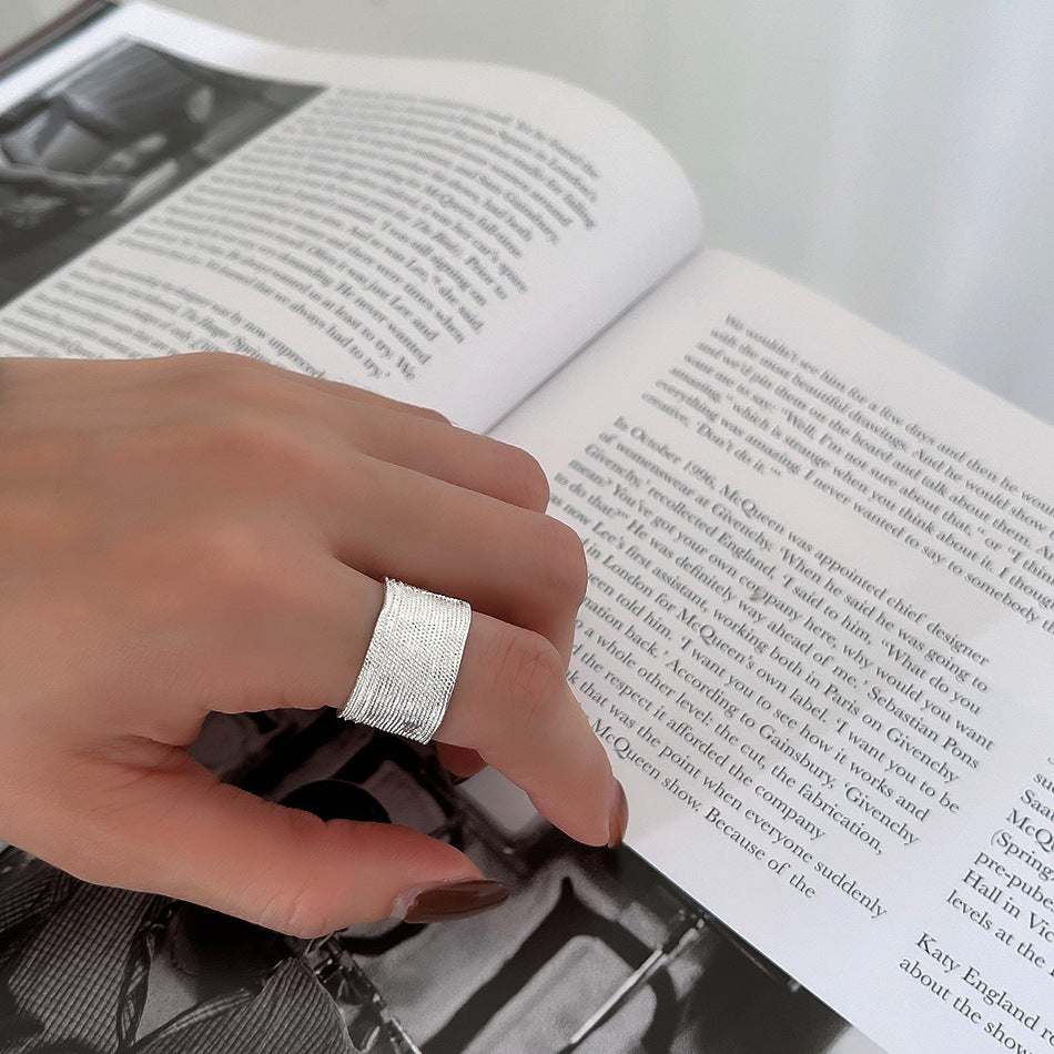 Anillo de plata de ley 925 con textura irregular bohemia y diseño de superficie elevada y hundida para mujer