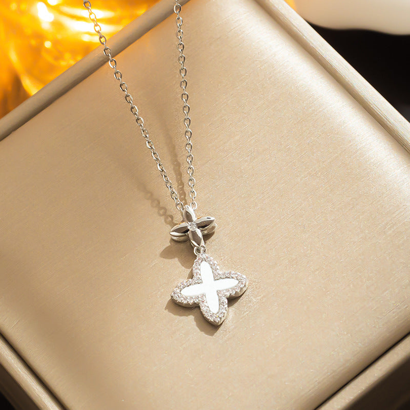 Collana a Pendente Trifoglio Minimalista da Donna in Acciaio al Titanio con Intarsio di Strass e Finitura Placcata su Catena ad O