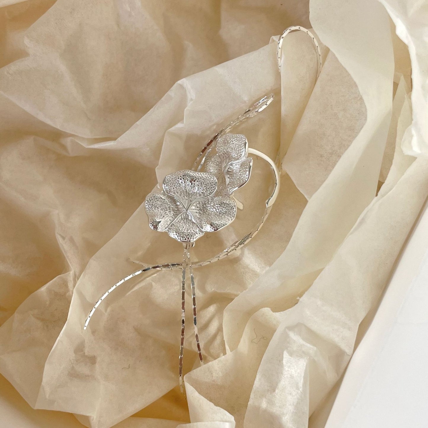 Orecchini a Clip Minimalisti Floreali in Argento da Donna con Retro Triangolare in Argento Sterling S925
