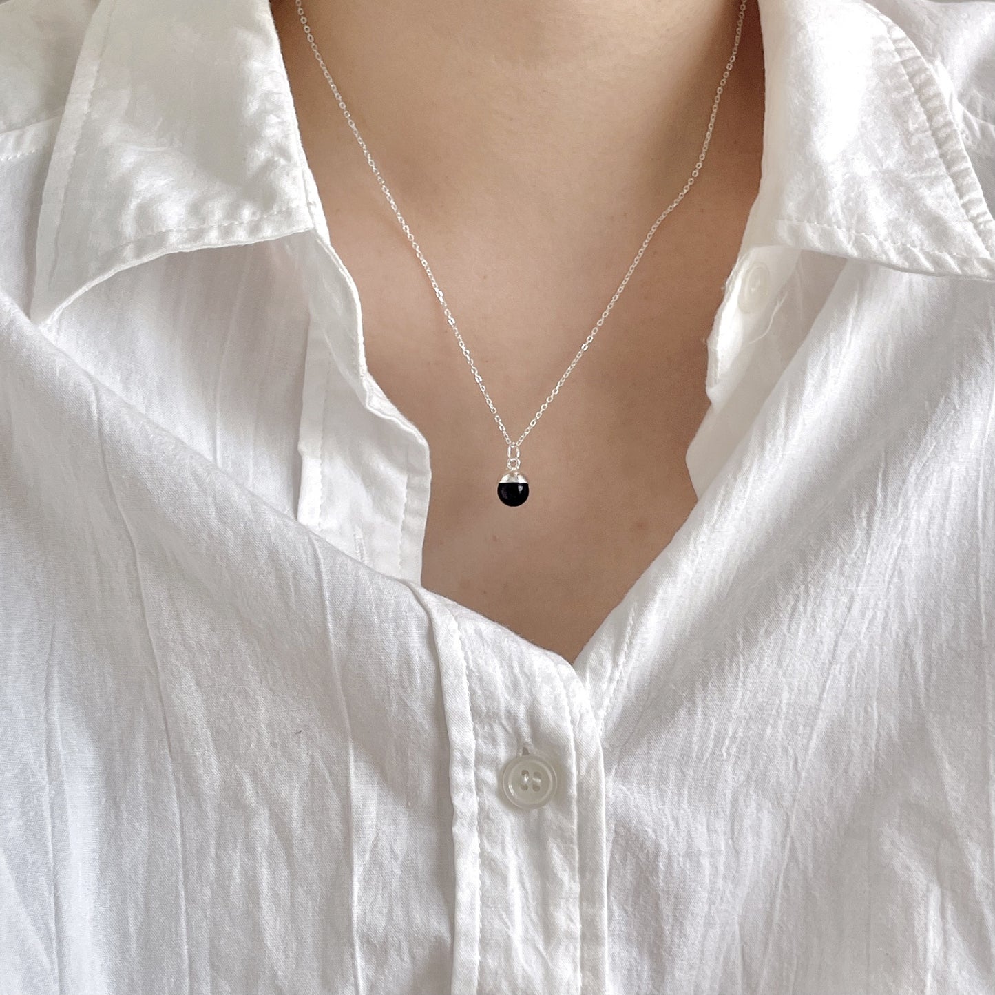Collana minimalista con catena a maglie sferiche geometriche in argento sterling 925 con perla in agata nera