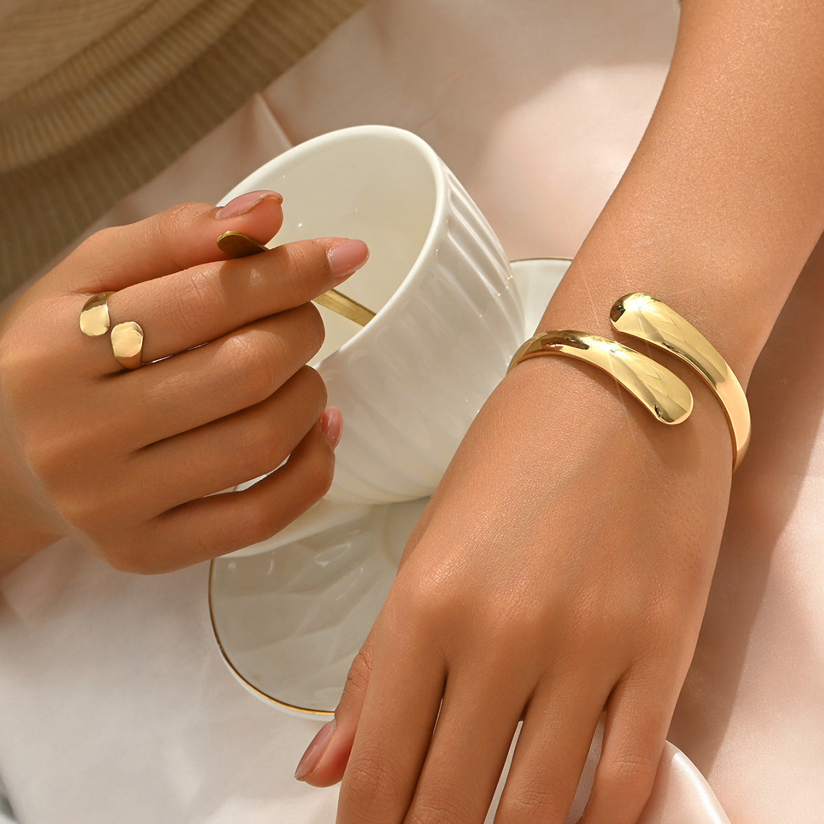 Set de pulsera y anillo minimalista de aleación pulida con diseño geométrico y brazalete abierto ajustable para mujer