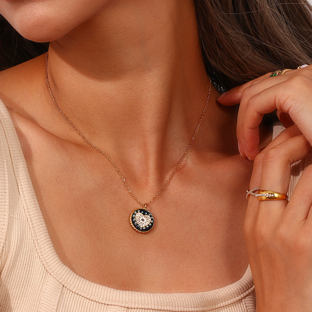 Collana girocollo con ciondolo a moneta a forma di cuore smaltato a pois fronte-retro in acciaio inossidabile da donna, stile minimalista