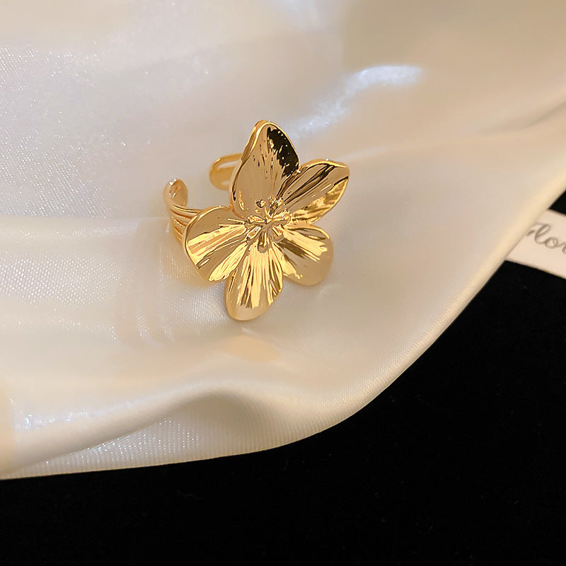 Anello da donna aperto a rombo a forma di fiore di iris in rame con intarsio di zirconi, ispirato al vintage