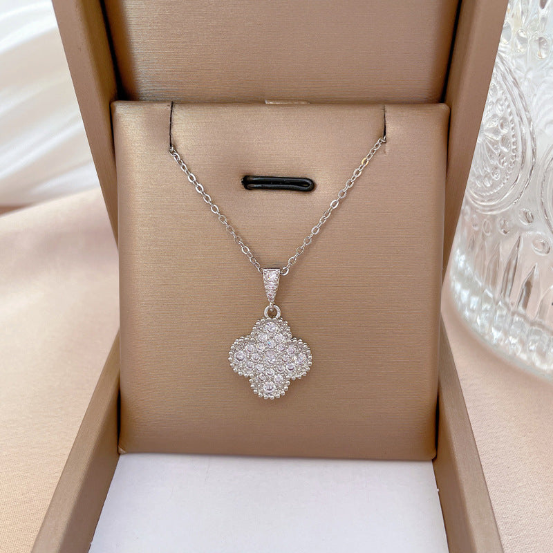 Collar con colgante de flor de diamantes de imitación microincrustados de lujo para mujer en acero de titanio con cadena tipo O de longitud ajustable