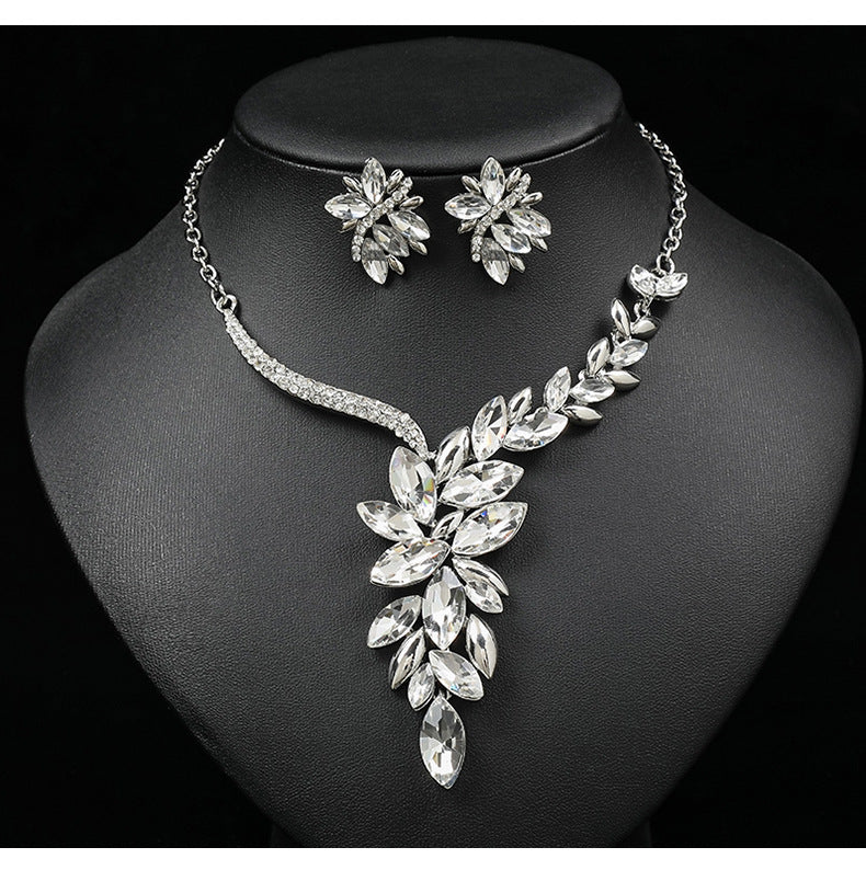 Elegant Floral Wedding Necklace Set for Women with Alloy Pendant, Rhinestone Inlay, Gold Plated O-Chain, Fresh and Sweet Style