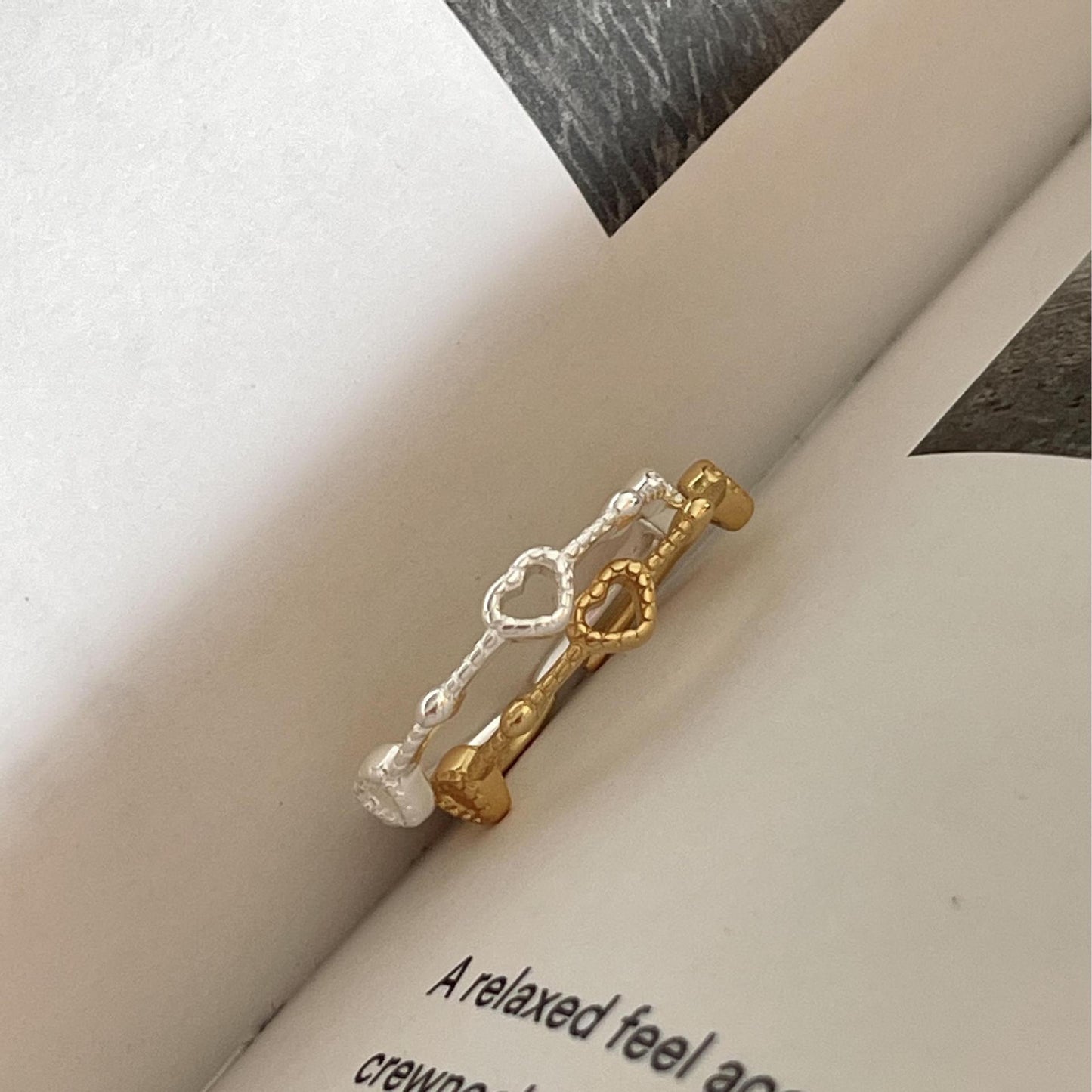 Anillo minimalista de plata de ley S925 con forma de corazón y recubrimiento de resina brillante para mujer