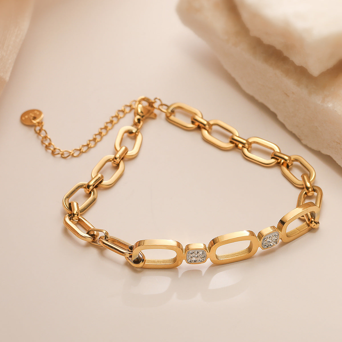 Bracciale da donna in acciaio inossidabile placcato oro 18K con zirconi incastonati a forma di cuore geometrico minimalista