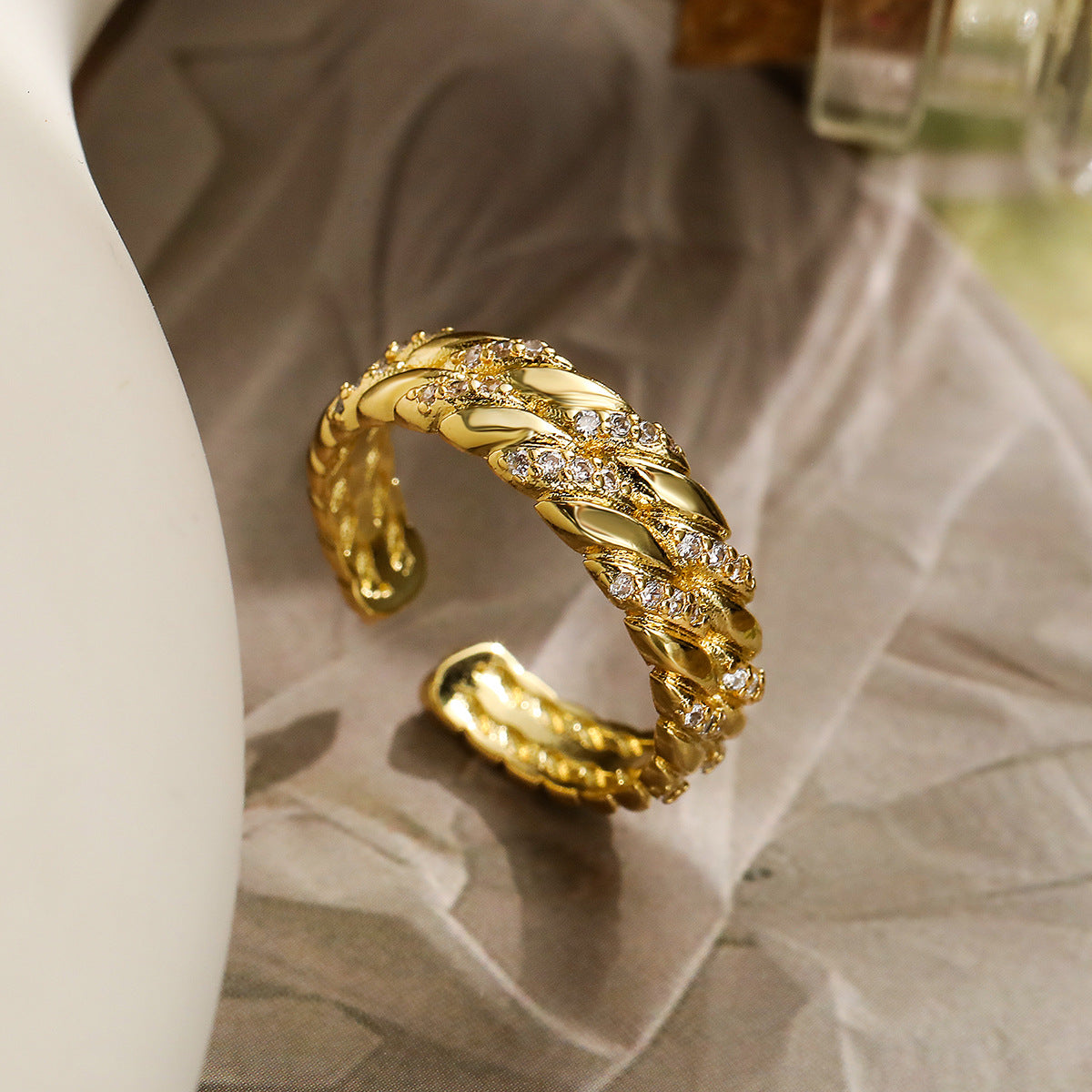 Anello da Donna Minimalista Geometrico in Rame Placcato Oro 18K con Intarsio in Zirconi