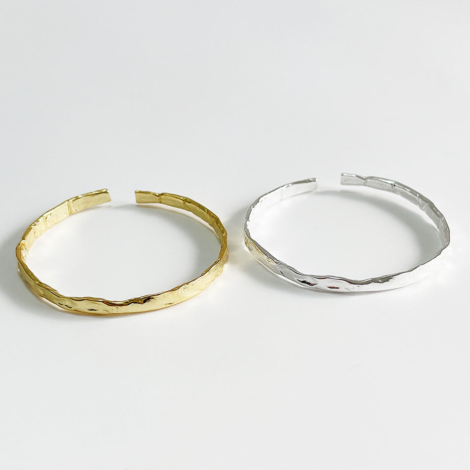 Bracciale da donna minimalista in argento sterling (925) testurizzato con finitura lucida - Design geometrico unico