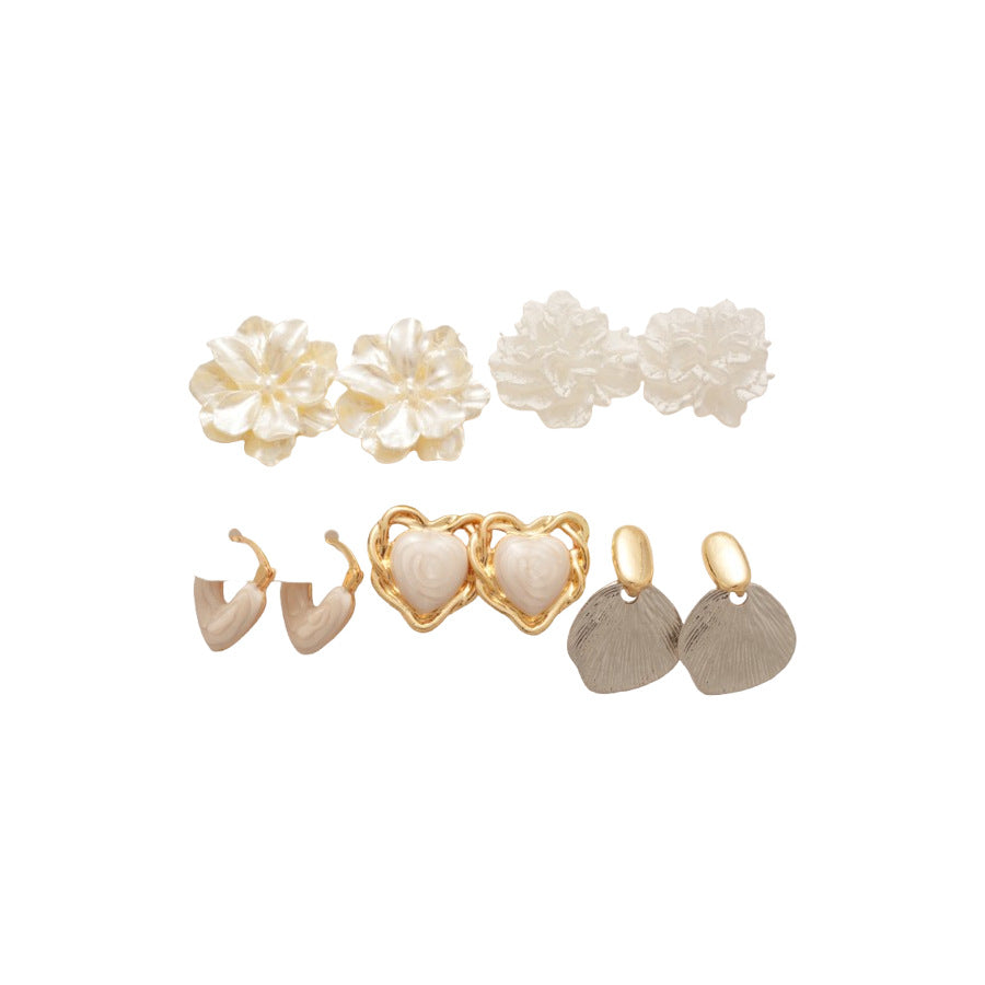 Elegante set di orecchini a perno con perle floreali e perni in acciaio placcato oro per donna