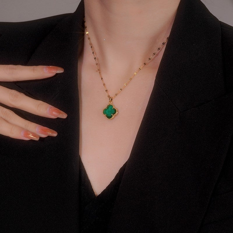 Collana con Ciondolo Trifoglio Floreale Minimalista in Acciaio al Titanio con Finitura Placcata per Uomo e Donna