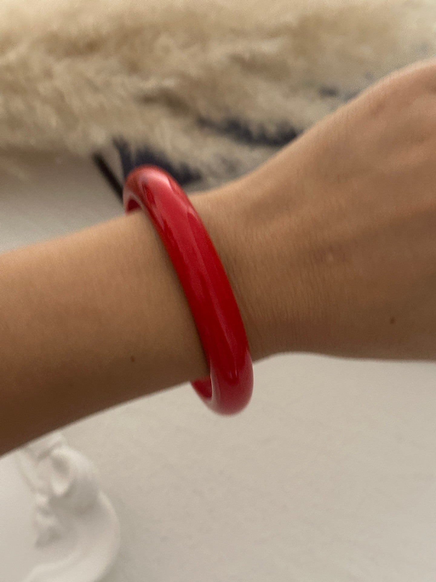 Bracciale da donna in resina placcata con intarsio geometrico di strass