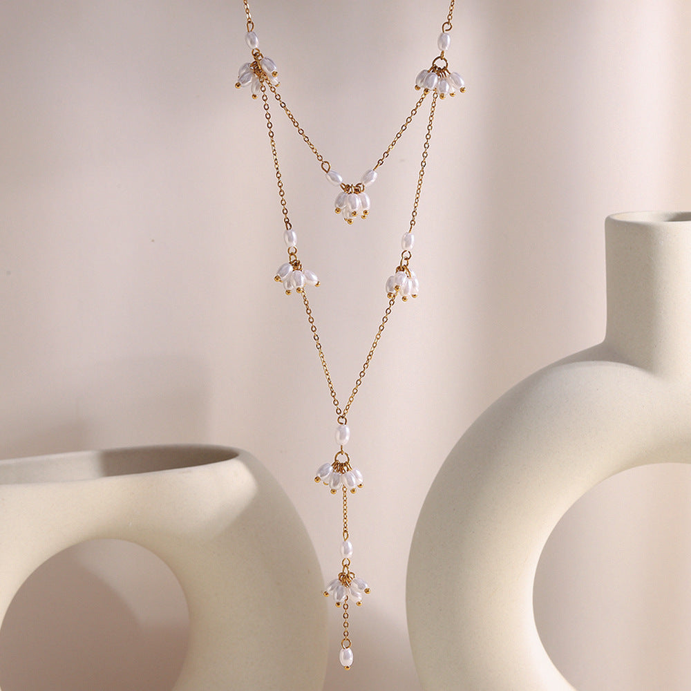 Collana con Pendente Floreale Minimalista in Acciaio Inossidabile con Placcatura in Oro 18K e Dettagli Effetto Perla, Design Stratificato Leggero da Donna