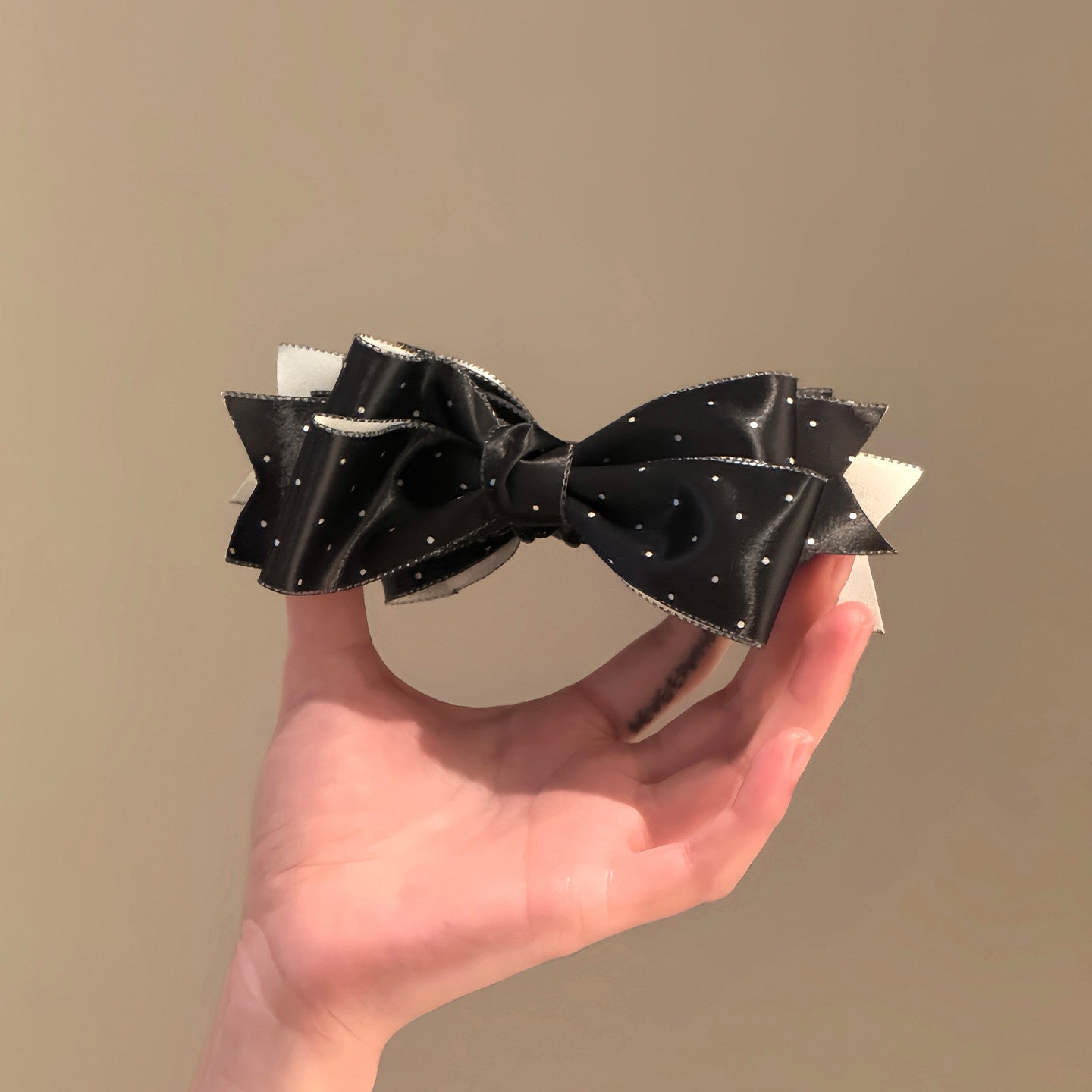 Elegante Fermaglio per Capelli a Fiocco in Acrilico e Tessuto Intrecciato per Donna con Dettagli Artigianali
