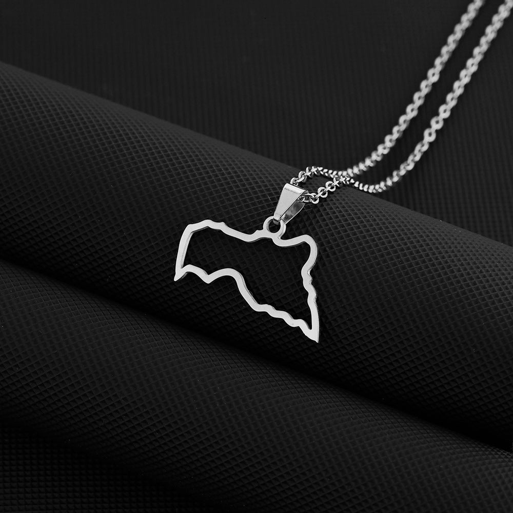 Collana con pendente etnico geometrico in acciaio inossidabile con charm in acciaio al titanio e finitura placcata su catena a O