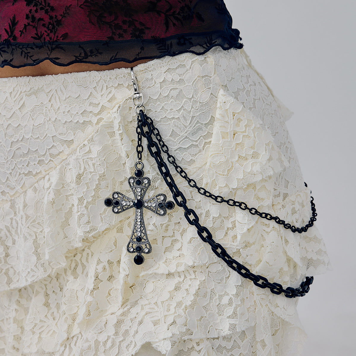 Catena in vita da donna gotica chic con croce e mezzaluna, finitura in metallo opaco e chiusura a moschettone