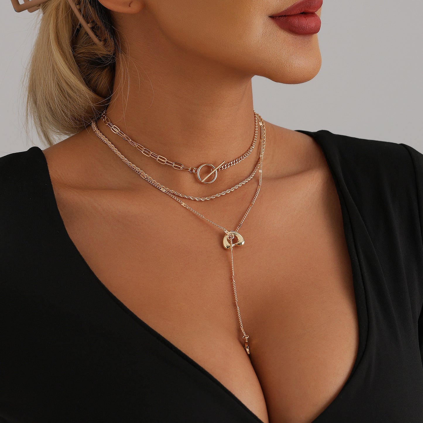 Retro Heart and Crescent Pendant Necklace for Women with Alloy Material and Plated Finish on Delicate Clavicle Chain