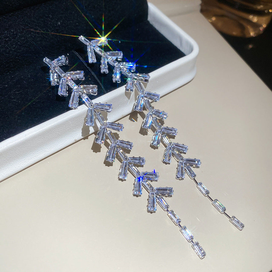 Pendientes de Cobre Minimalistas con Forma de Hoja con Circonitas Engastadas y Postes de Acero Inoxidable para Mujer